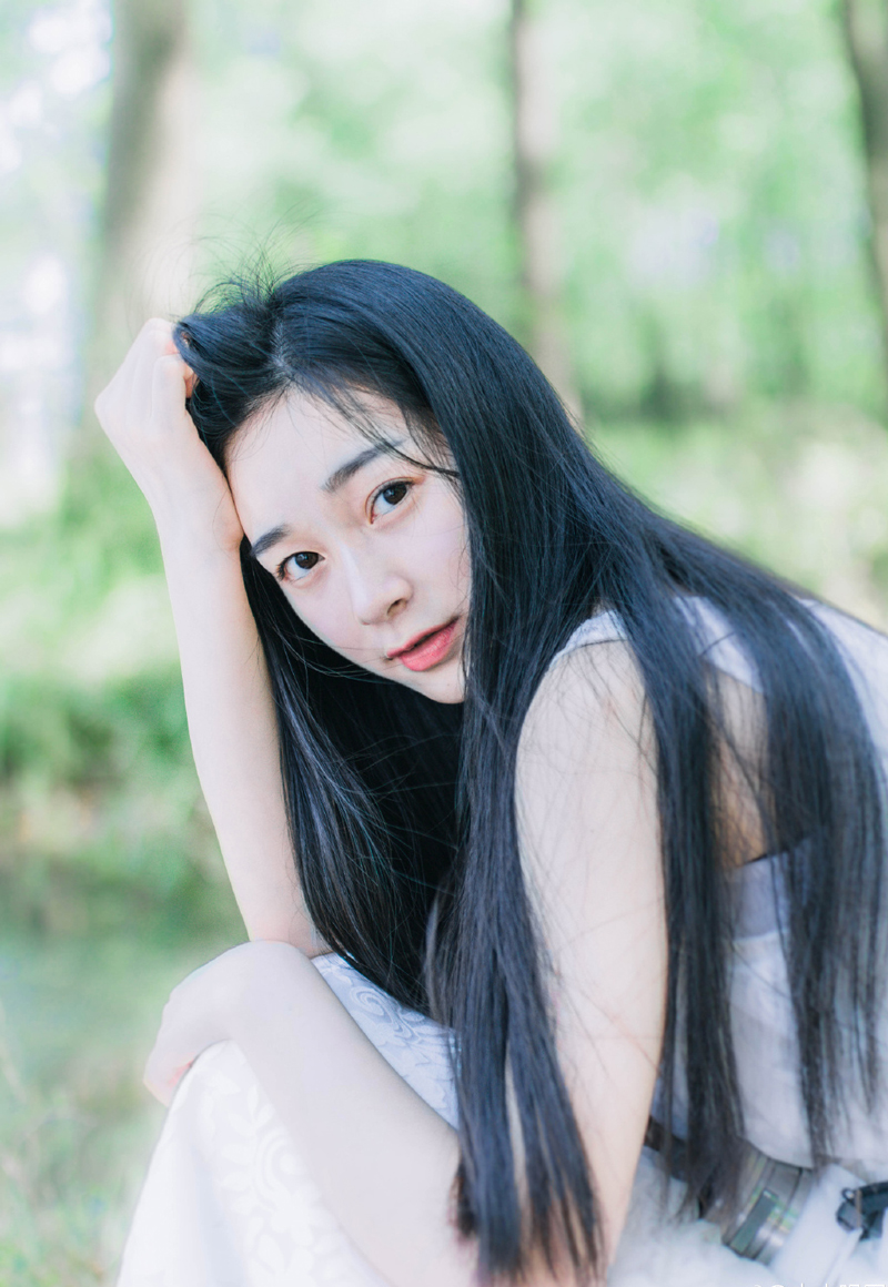 孟达有些惊讶的看向刘璋，摇头叹道：“刘益州若不被利益昏了心智，也不至于如此轻易便让主公拿下益州。”